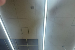 雨がふるたび 照明器具から雨漏り